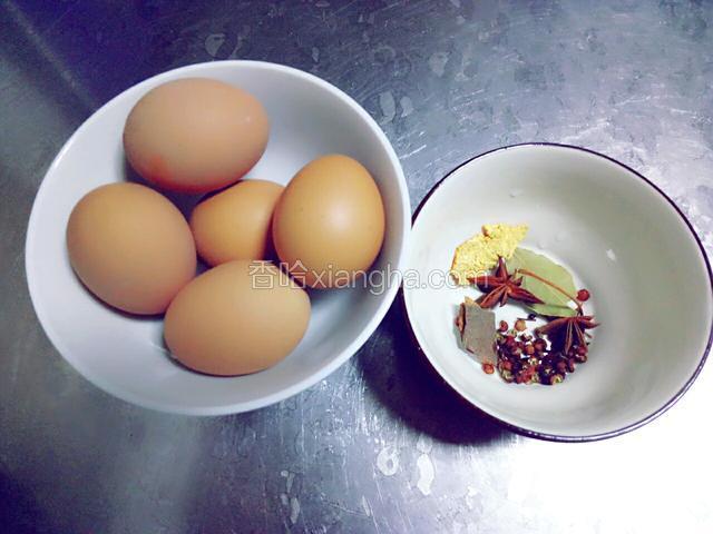 准备食材:鸡蛋提前煮好待用