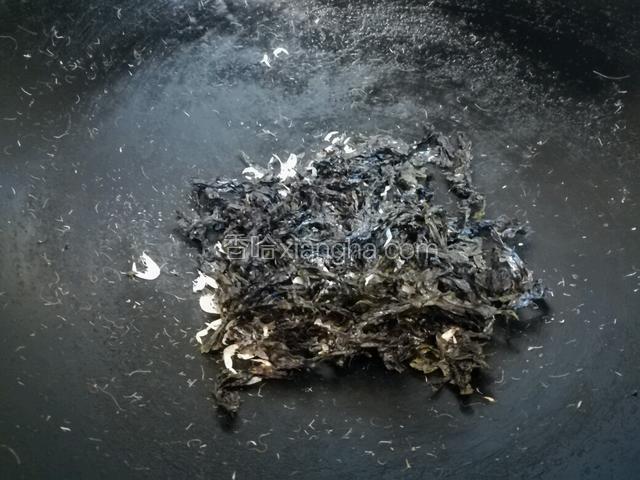 加上撕碎的紫菜一起小火焙