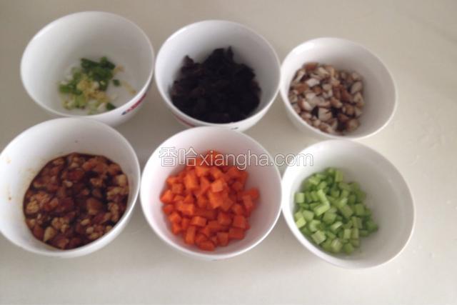 醒面时可以准备配菜，羊肉浸泡出血水切碎用生抽和料酒腌制半个小时左右，香菇切丁煮熟，胡萝卜切丁，芹菜切碎，木耳提前泡发洗干净切碎，葱姜切碎备用