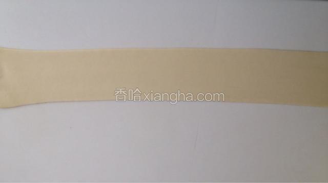 另起锅烧开水，取面坯一个，两只手把面坯往两边扯，这个步骤因为两只手都拿面没法拍照，我把扯开的面坯拍一下，扯的越薄越好，呈透明状