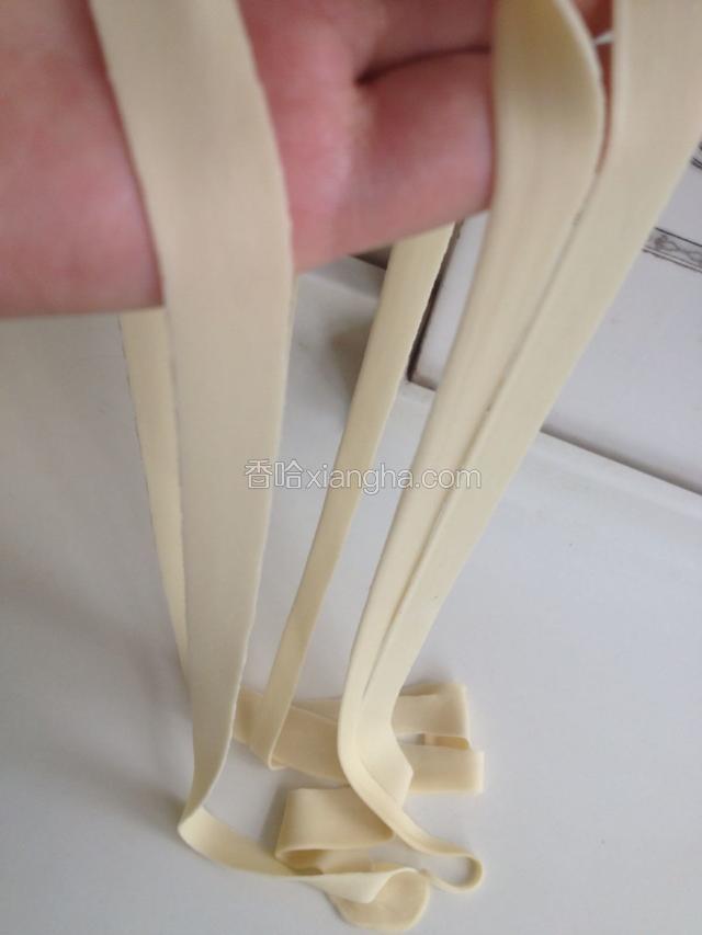 用手把面坯撕成自己想要的宽度