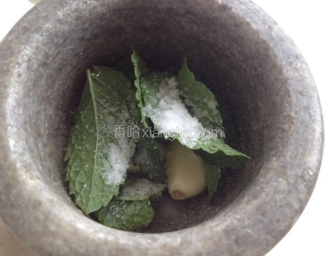先把大蒜和十香菜放入石臼，放盐适量