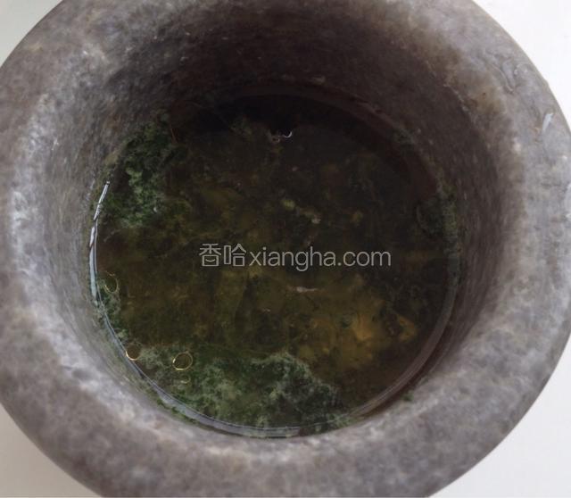 倒入适量凉白开或矿泉水和香油拌匀