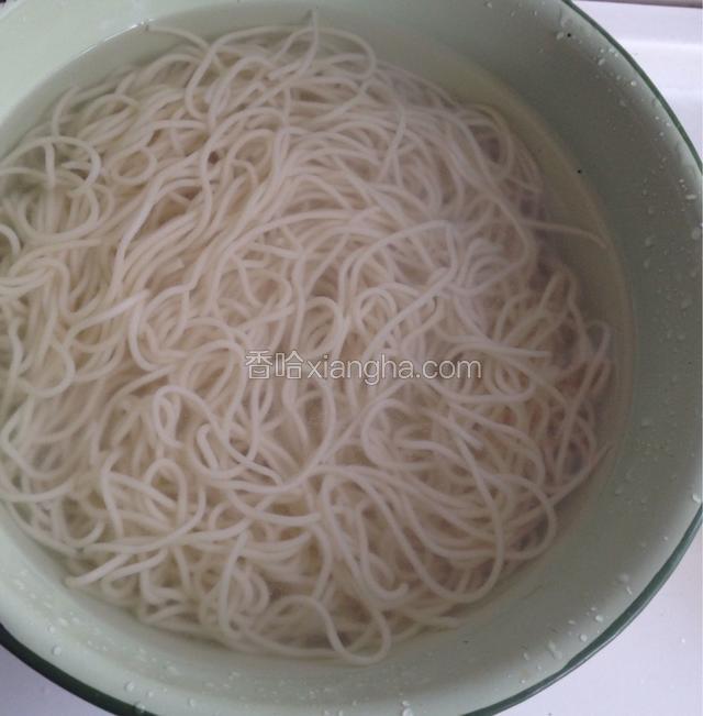 煮熟后捞出放入凉开水中浸泡去热