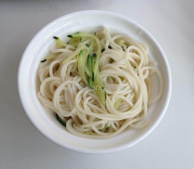 把面条捞入碗中