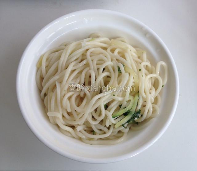 用筷子搅拌均匀