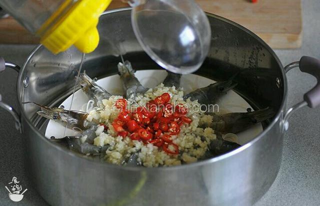 铺上小米椒圈，加一点油