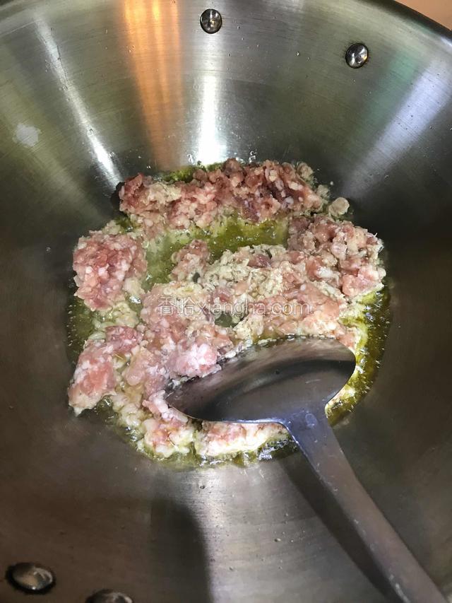 热锅冷油下肉末划散