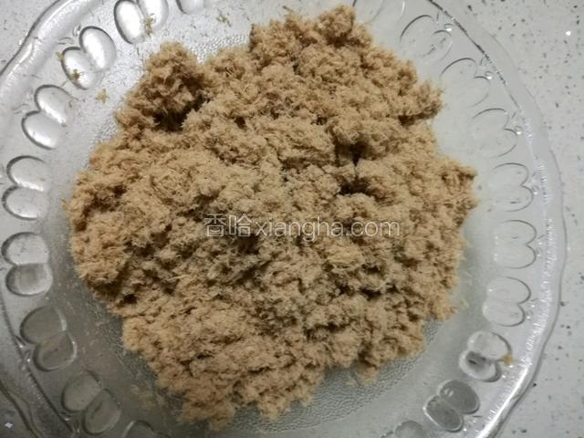 打绒注意不要用太大的功率，打绒后肉松明显细了很多，一些没有撕开的肉条这一步基本上都可以打碎，