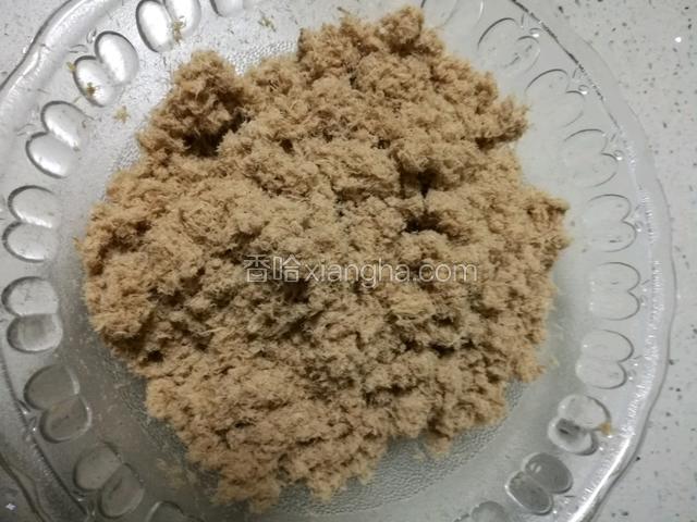 打绒注意不要用太大的功率，打绒后肉松明显细了很多，一些没有撕开的肉条这一步基本上都可以打碎，