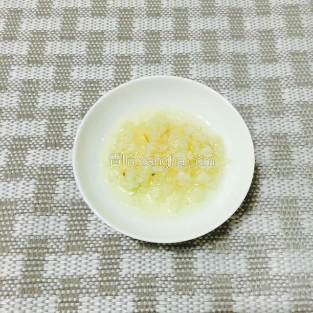 如图……
煎好的蒜蓉，香味扑鼻
PS:稍微煎过的蒜蓉更香口，用来也凉拌少了辛辣味，跟虫草花比较搭，不过各人口味，也可以不煎。
