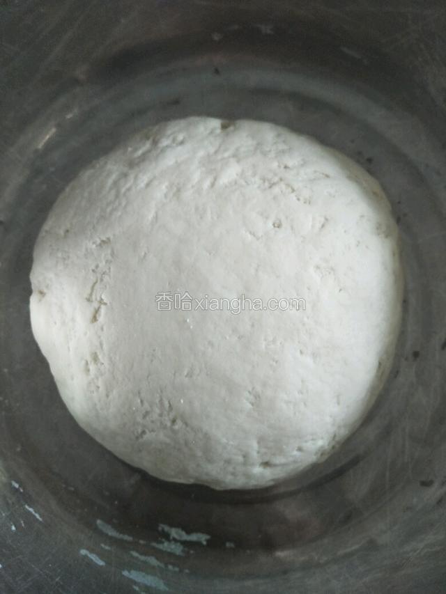 面粉中加酵母温水和成面团