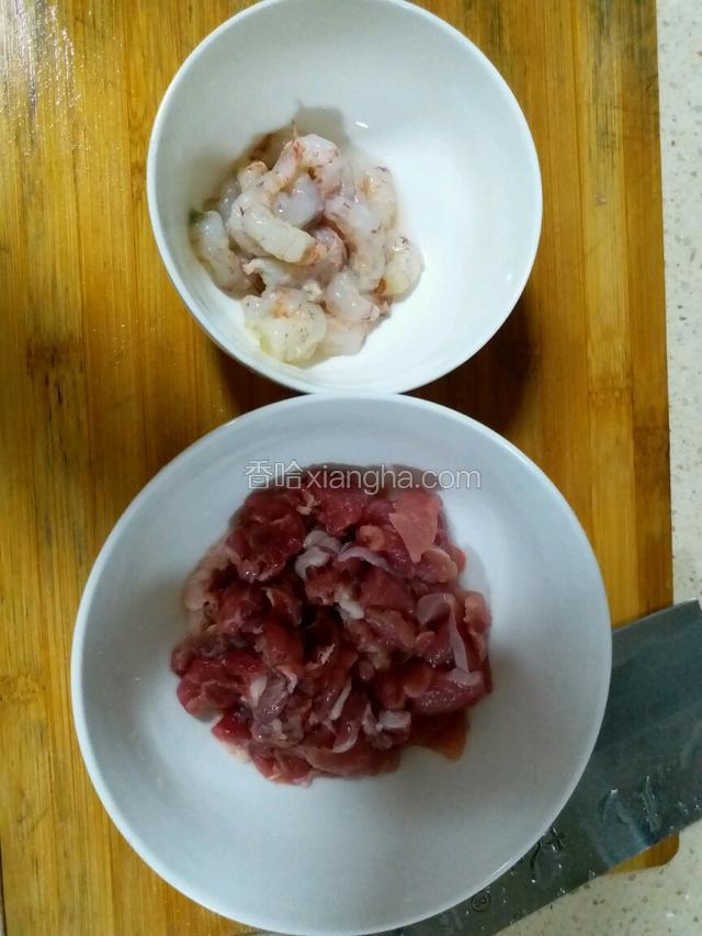 把虾仁去壳去虾线，瘦肉切成小片。