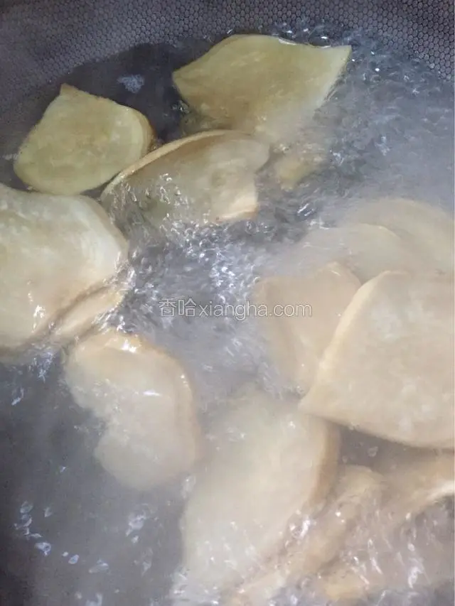 将泡好的芥干放入锅中开水煮五分钟