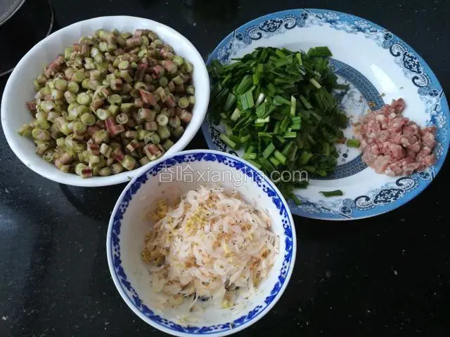 先准备馅料，豆角、韭菜切碎，肉切小丁，虾皮洗净，加入少许姜末。