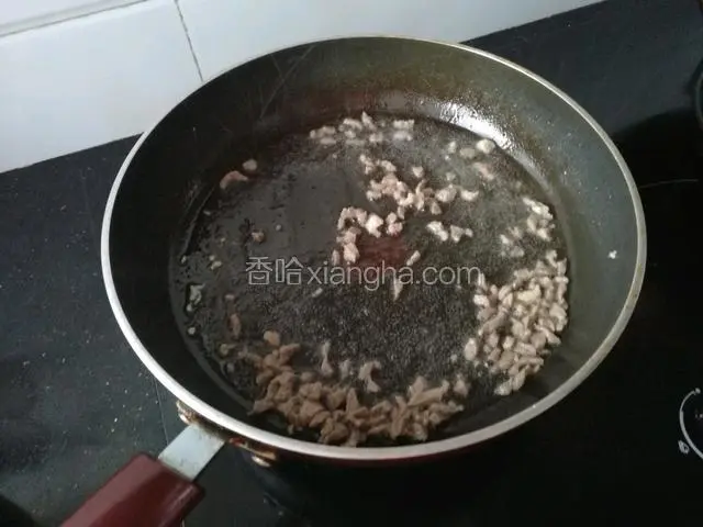 油锅烧热，下入肉丁炒至变色。