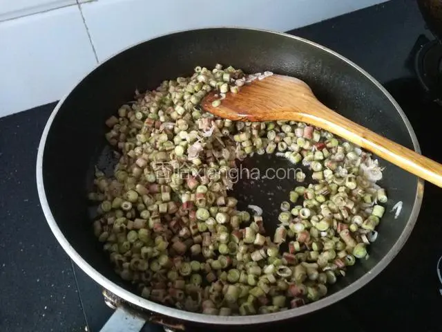 倒入豆角翻炒。