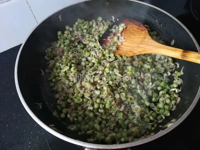 炒至豆角断生，加入少许盐。