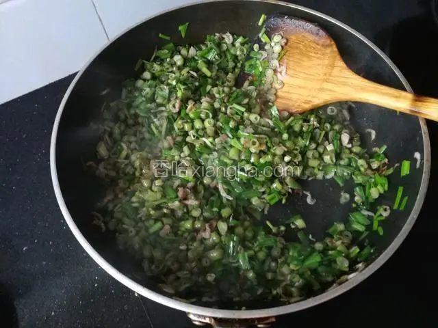 韭菜变软后加入少许味精炒匀关火。