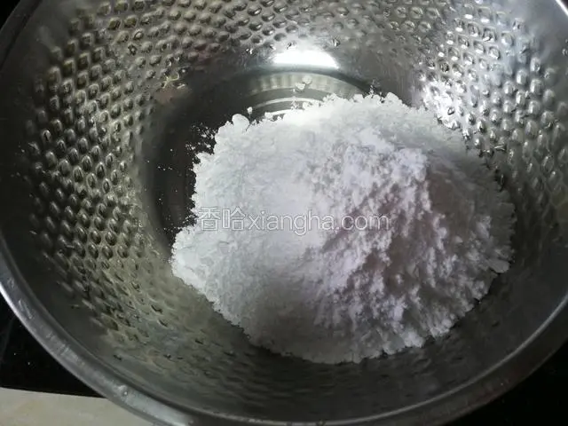 取一个稍大点的盆，倒入200克粘米粉。