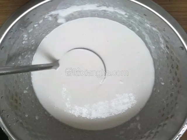再倒入600克的冷水，加入少许盐，搅拌至无颗粒。