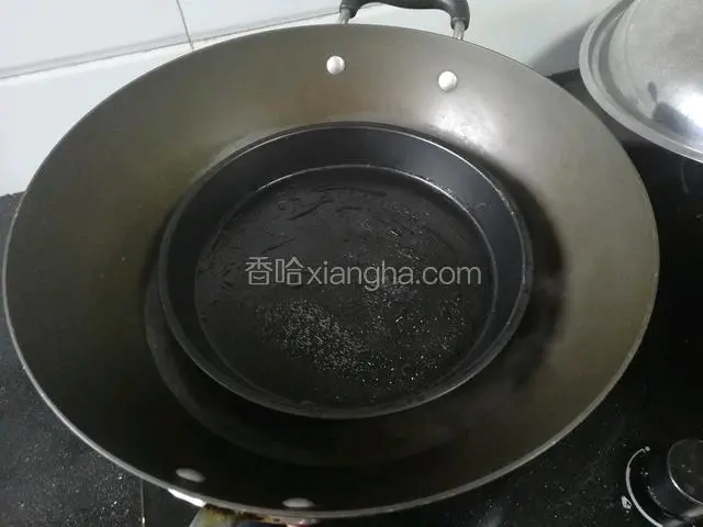 把披萨盘放入锅中加热。