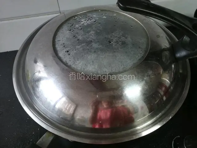盖上锅盖蒸约一分半钟（开锅时可见米浆已经起泡，如没起泡说明没蒸透）。