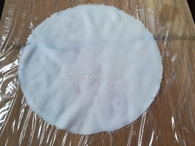 把粉皮摊开在案板上。