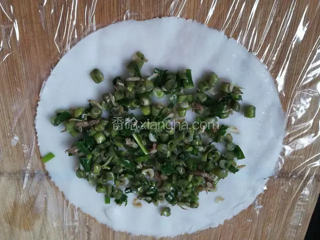 趁热铺一层馅料，注意留边。