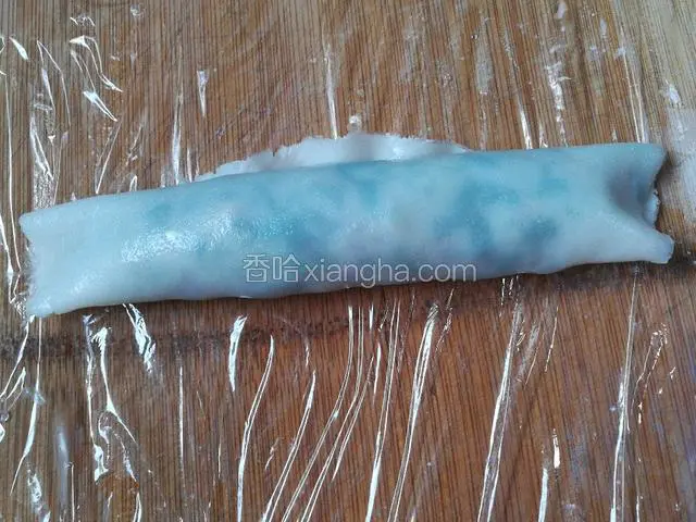 把粉皮从一边卷起，卷成长条状，接着继续蒸下一张粉皮，注意每次要把盘中粘着的米粉洗干净再舀入米浆，否则会粘。