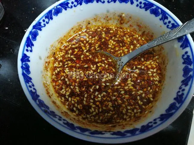 把热油倒入辣椒碗中搅拌均匀，加入适量味极鲜就可以了。