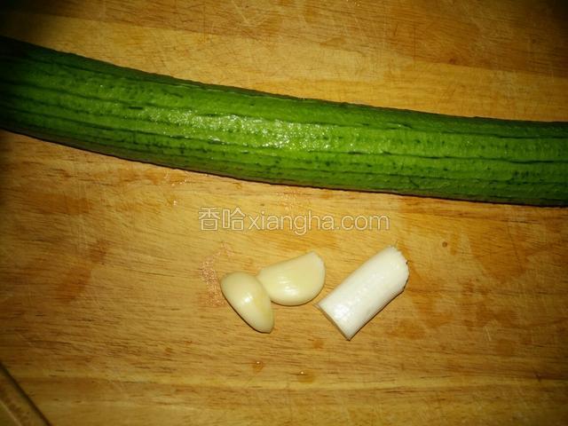 准备丝瓜一根，去两端。蒜两瓣，葱白一段。蒜切片，葱白切葱花。