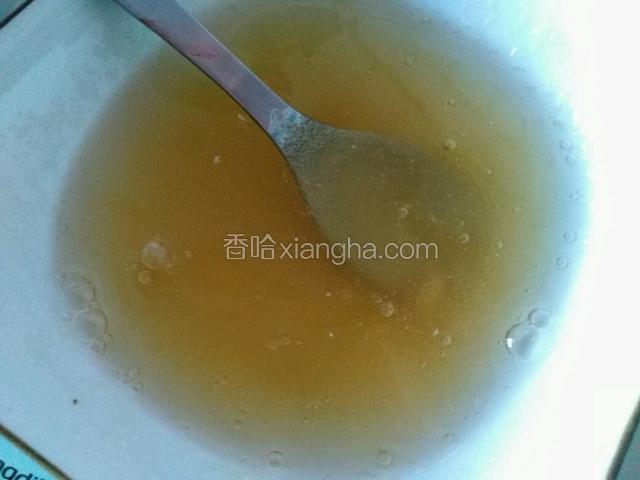 吉利丁粉放入碗内，加清水