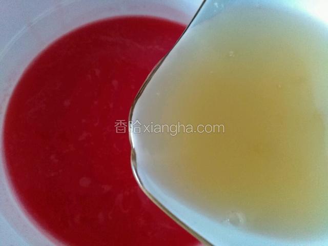 软化好的吉利丁粉液倒入西瓜汁内