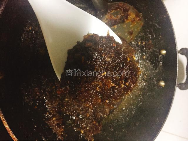慢慢熬，要不停的翻动，不翻会焦掉的，直到汤汁浓稠，需要一个小时左右，我这个是两瓶的量，如果想偷懒可以做一半的量