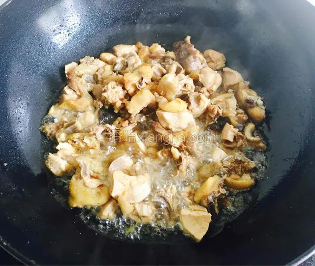 锅中放入多些油，大火烧至七成热时放入鸡肉炸。