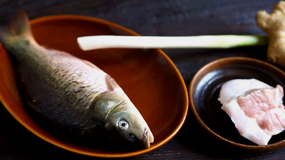 活宰鲤鱼、猪肥膘、郫县豆瓣、红泡椒