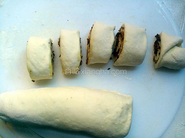 在用刀切成块【这个大小由自己定】