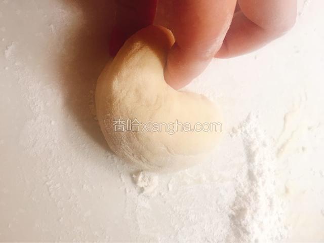 把小的一头做脚跟，捏弯一点