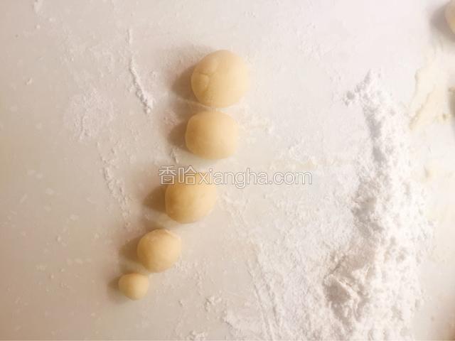 再搓一根长条切小块做脚指甲，揉成圆球