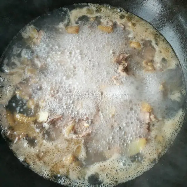 加入凉水没过鸡就行，烧开后用锅子炖