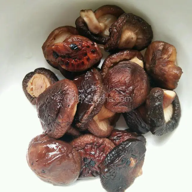 干香菇已经拧干水份备用