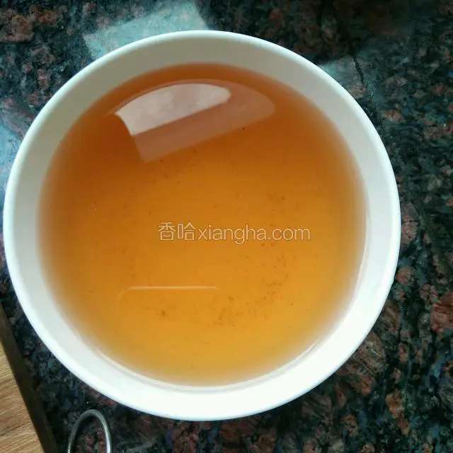 泡香菇的水不要倒掉，倒入炖鸡的锅里小火炖一小时