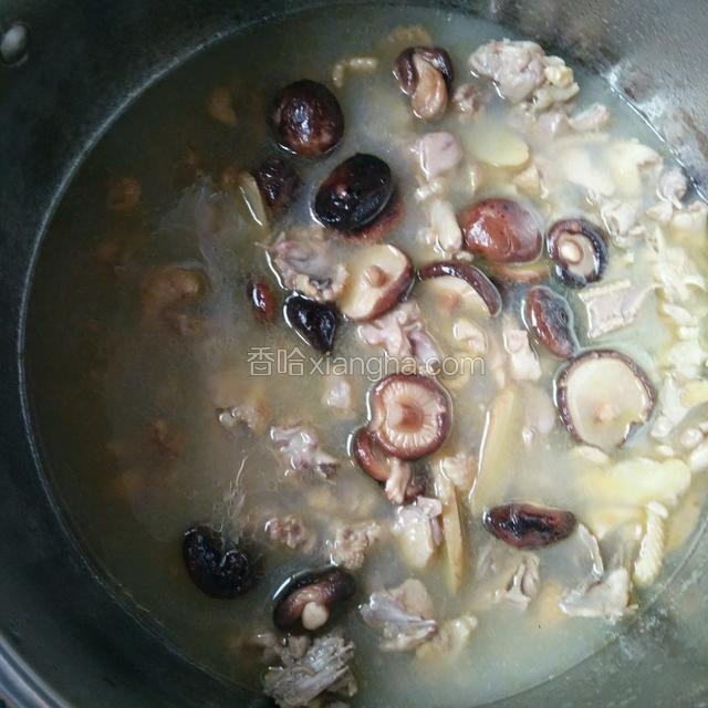 一小时后把香菇丢进去再继续炖二十分钟，快出锅的时候加入盐和鸡精