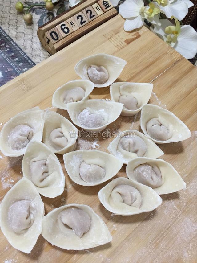 准备馄饨 我包的猪肉大葱馅的