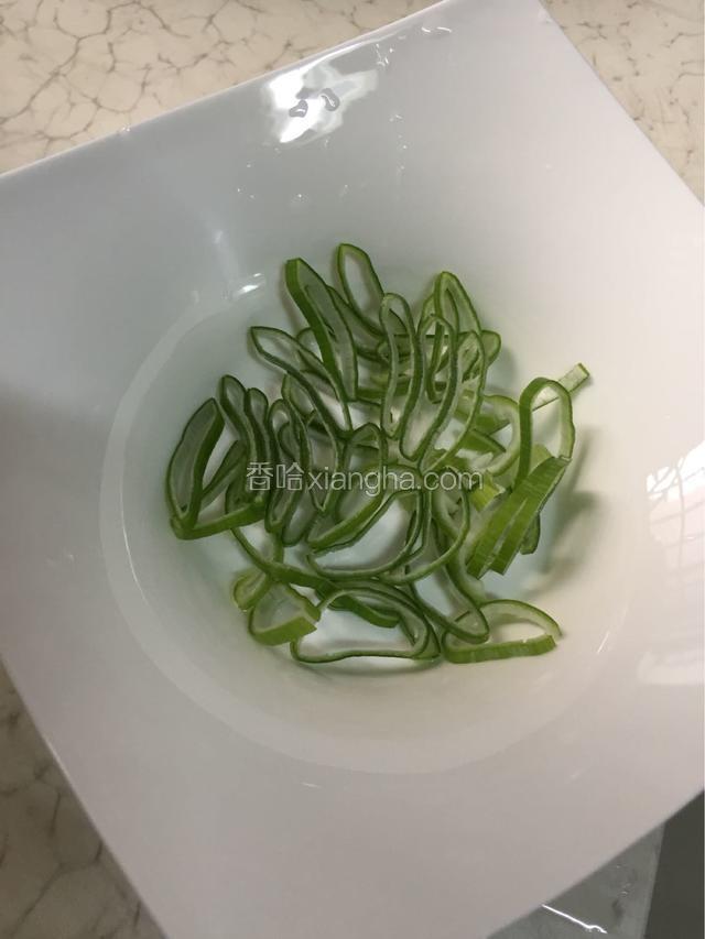 葱切后放入碗中 再切少许香菜末  家里没有香菜这步骤就省略了