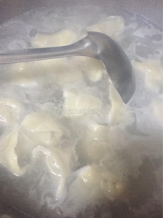 馄饨煮熟后放入调好的汤汁中即可