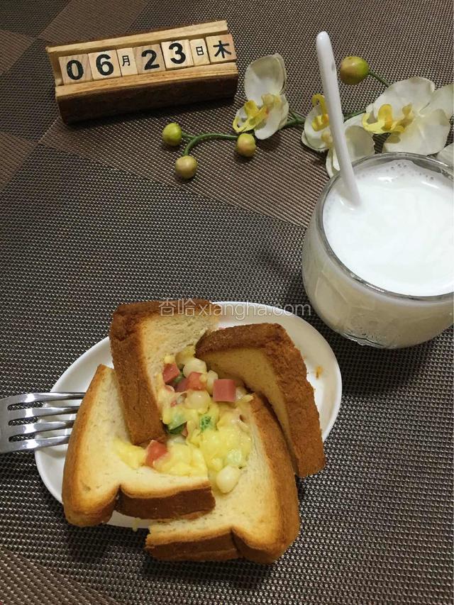 再配上一杯热牛奶 早餐吃的饱饱哒