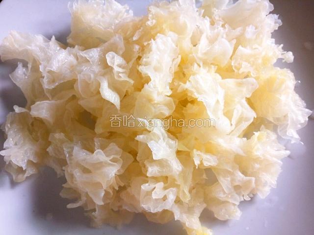 去除根部、清洗干净、撕成小朵