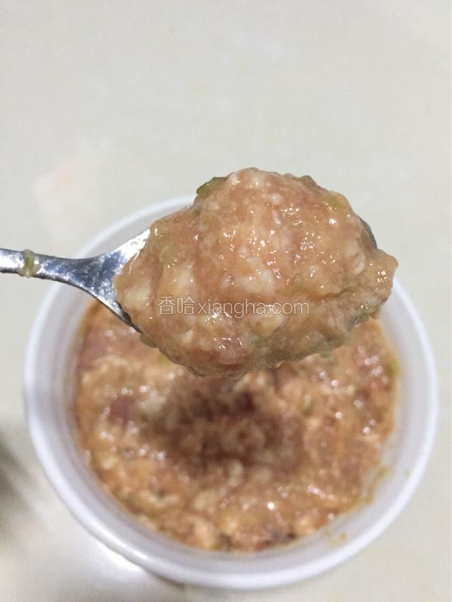 用小勺将肉舀成圆球形状